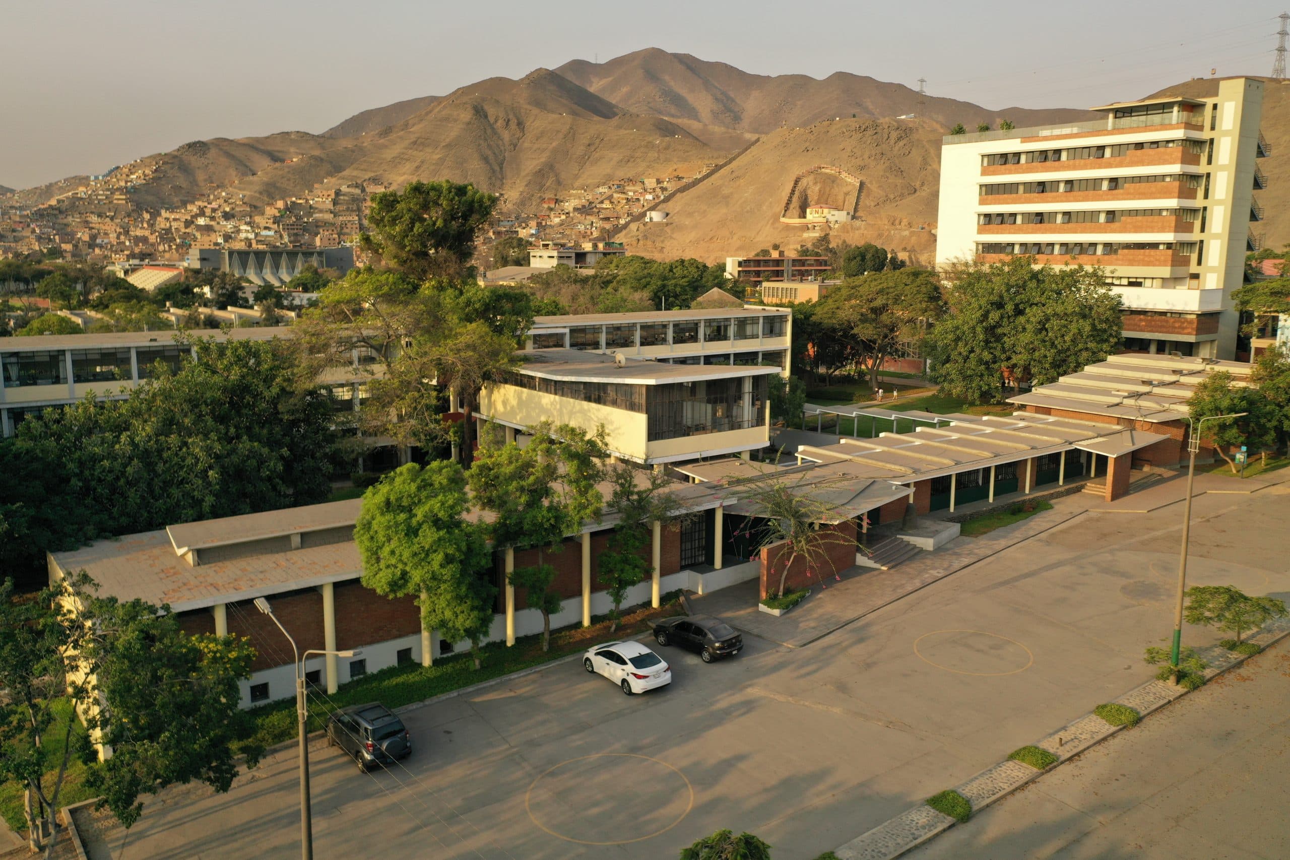 Vista de la Facultad de Arquitectura, Urbanismo y Artes en el campus UNI, Lima